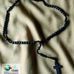 ROSARI perle e croce in legno naturale con Cristo inciso, filato di giunzione sintetico