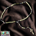 ROSARI perle e croce in legno naturale con Cristo inciso, filato di giunzione sintetico
